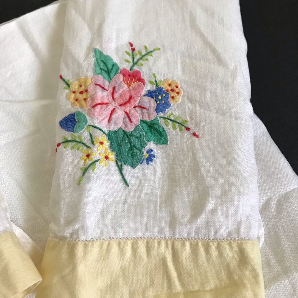 4 Vintage Tea Towels - Picture 2 of 5